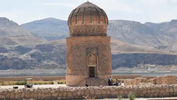 552 yıllık türbe turistlerin ilgi odağı oldu: Anadolu'da tek örnek