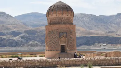 552 yıllık türbe turistlerin ilgi odağı oldu: Anadolu'da tek örnek