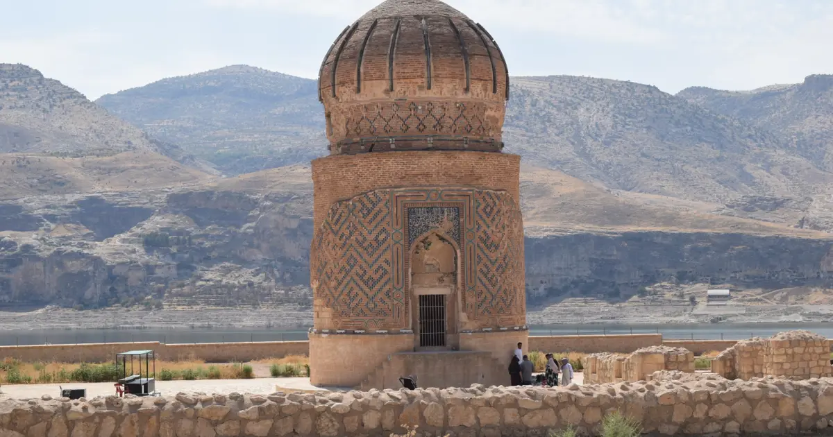 552 yıllık türbe turistlerin ilgi odağı oldu: Anadolu'da tek örnek