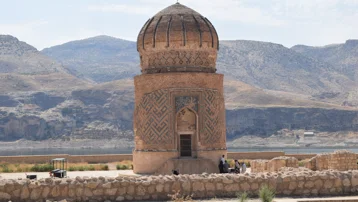 552 yıllık türbe turistlerin ilgi odağı oldu: Anadolu'da tek örnek