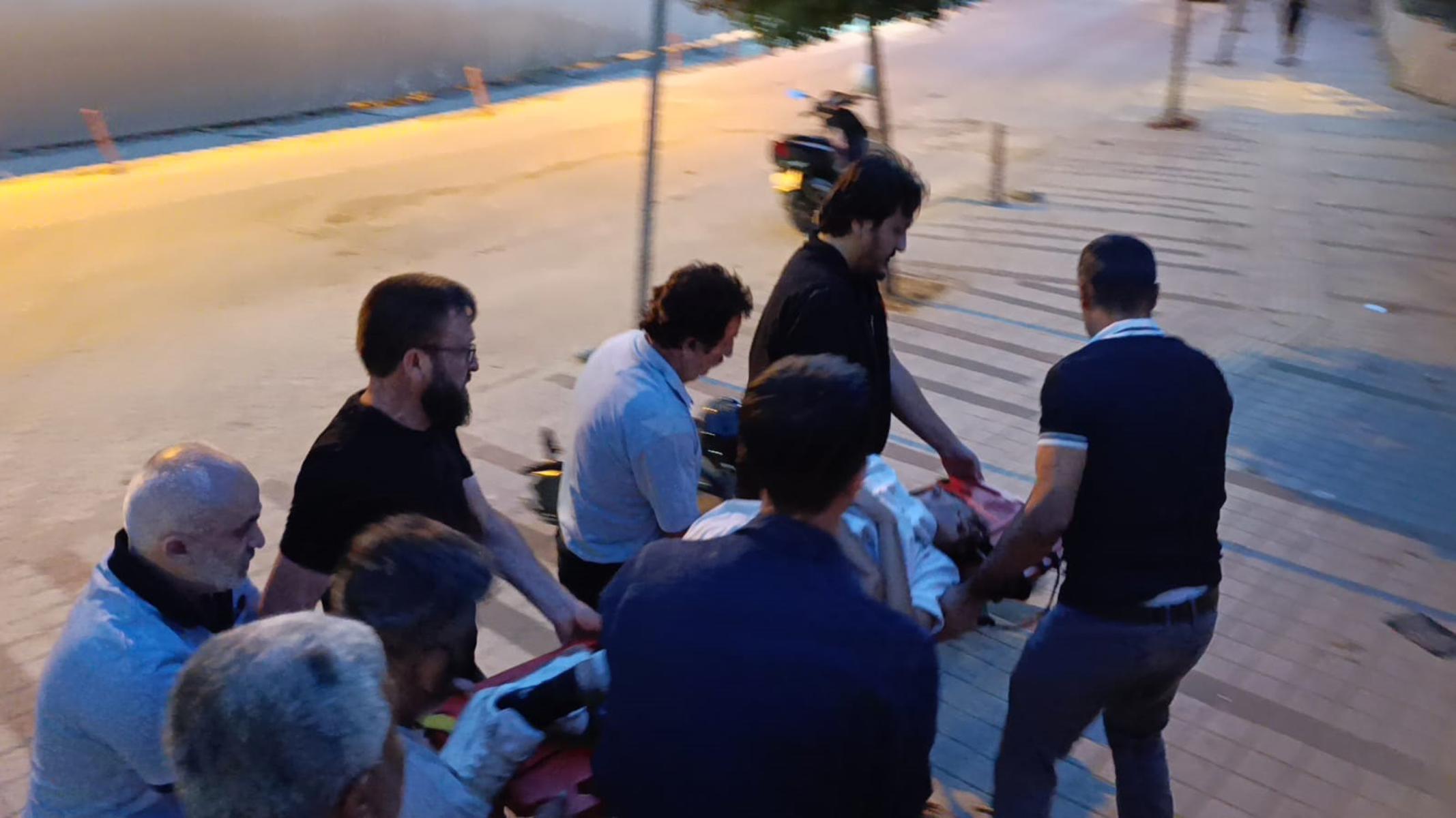 Hastane yakınındaki kazada yaralanan sürücüye, doktor duvardan atlayarak müdahale etti