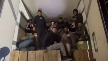 Hatay'da TIR'ın dorsesinden 16 kaçak göçmen çıktı