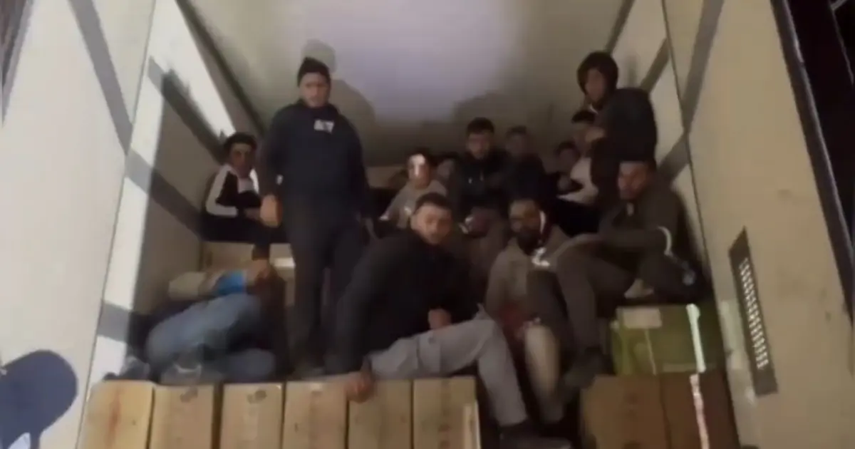 Hatay'da TIR'ın dorsesinden 16 kaçak göçmen çıktı