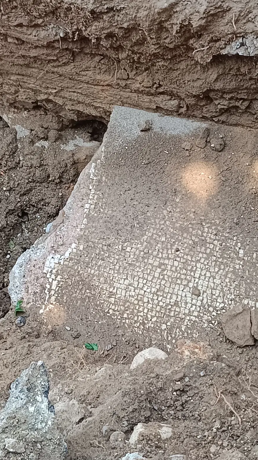 Hatay’da altyapı çalışmasında 1,5 metre derinde mozaik bulundu 1 Hatay’da altyapı çalışmasında 1,5 metre derinde mozaik bulundu 1