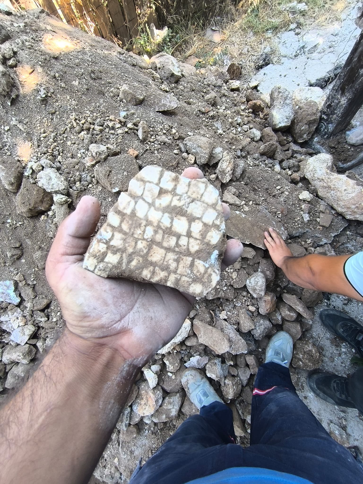 Hatay’da altyapı çalışmasında 1,5 metre derinde mozaik bulundu