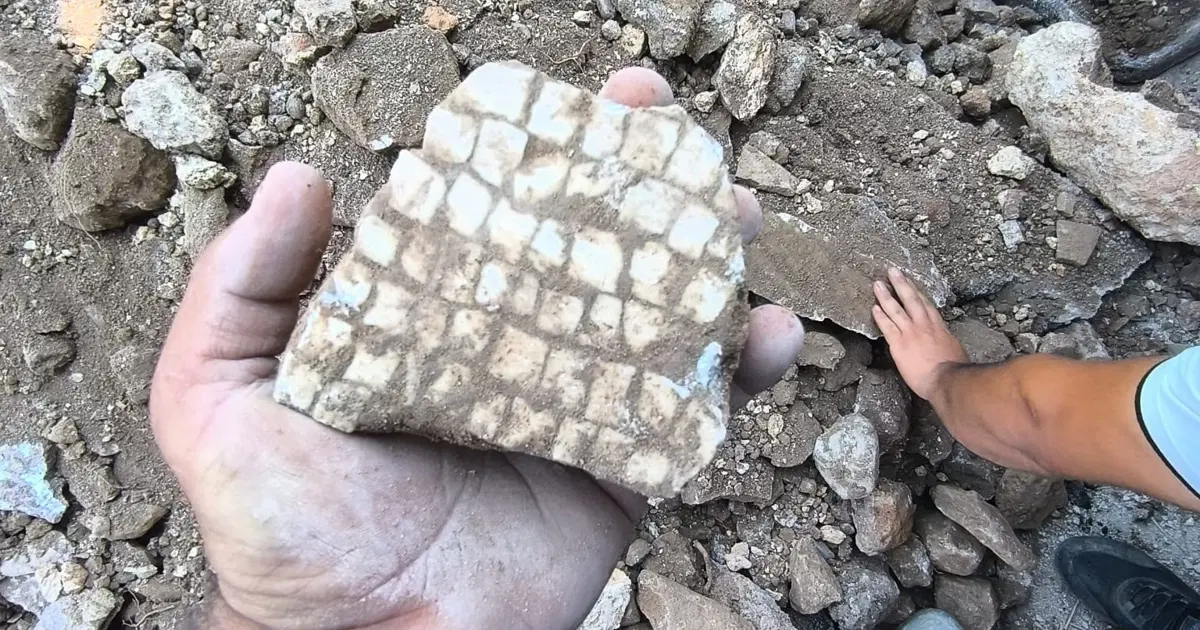 Hatay’da altyapı çalışmasında 1,5 metre derinde mozaik bulundu