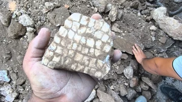 Hatay’da altyapı çalışmasında 1,5 metre derinde mozaik bulundu