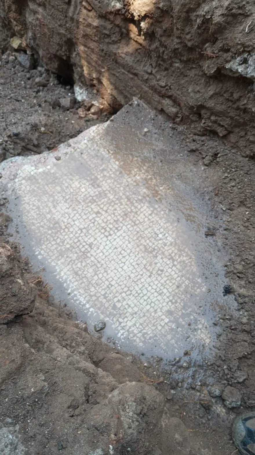 Hatay’da altyapı çalışmasında 1,5 metre derinde mozaik bulundu 2 Hatay’da altyapı çalışmasında 1,5 metre derinde mozaik bulundu 2