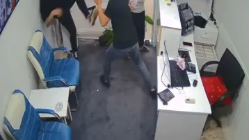 Döviz bürosuna silahlı saldırı: Saldırganla boğuşarak tabancasını tuttu, hayatta kaldı 