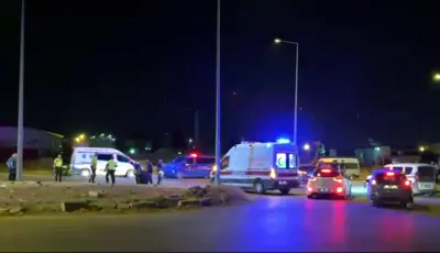 Düğün konvoyunda gelin ve damadın yakınları çatıştıReyhanlı'da seyir halindeki düğün konvoyunda gelin ile damadın yakınları arasında çıkan kavgada silahlar kullanıldı. 4 kişi yaralandı.