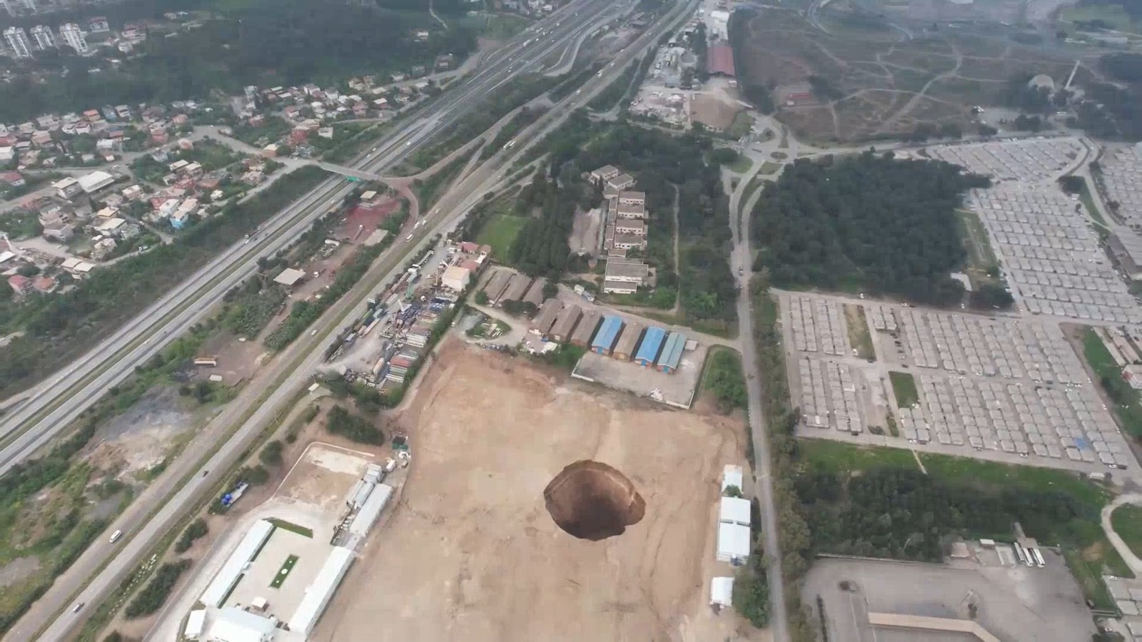 Hatay'da korkutan obruk. 9 günde 25 metre büyüdü
