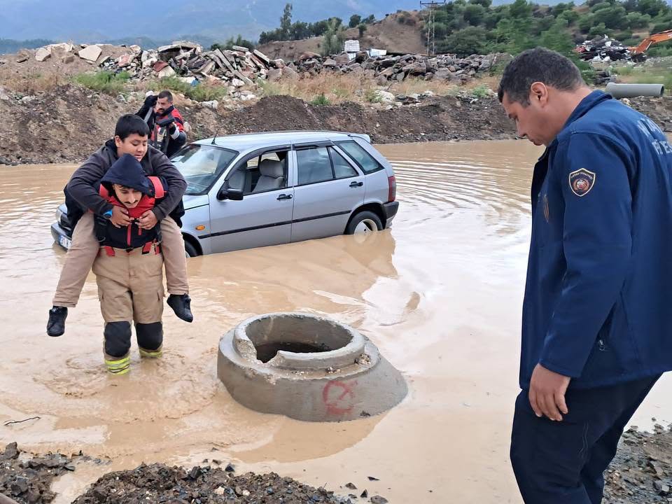 Hatay'da sağanak hayatı olumsuz etkiledi. Otomobilde mahsur kalan öğrenciyi itfaiye kurtardı