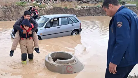 Hatay'da sağanak hayatı olumsuz etkiledi. Otomobilde mahsur kalan öğrenciyi
