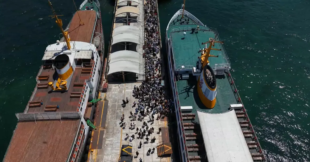Büyükada'da yaz yoğunluğu başladı. "İğne atsan yere düşmez"