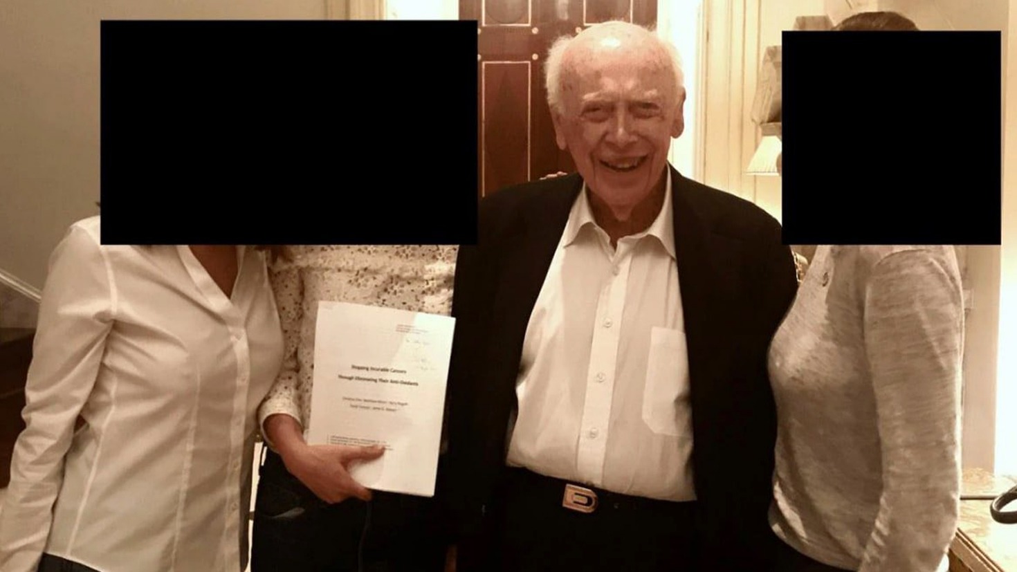 Nobel ödüllü bilim insanının Epstein'ın evinde üç kadınla fotoğrafı çıktı