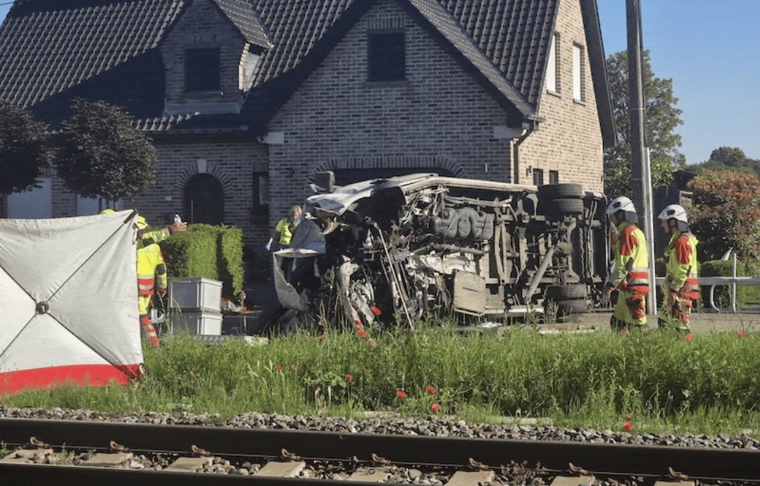 Belçika'da tren okul otobüsüne çarptı: Ölüler var