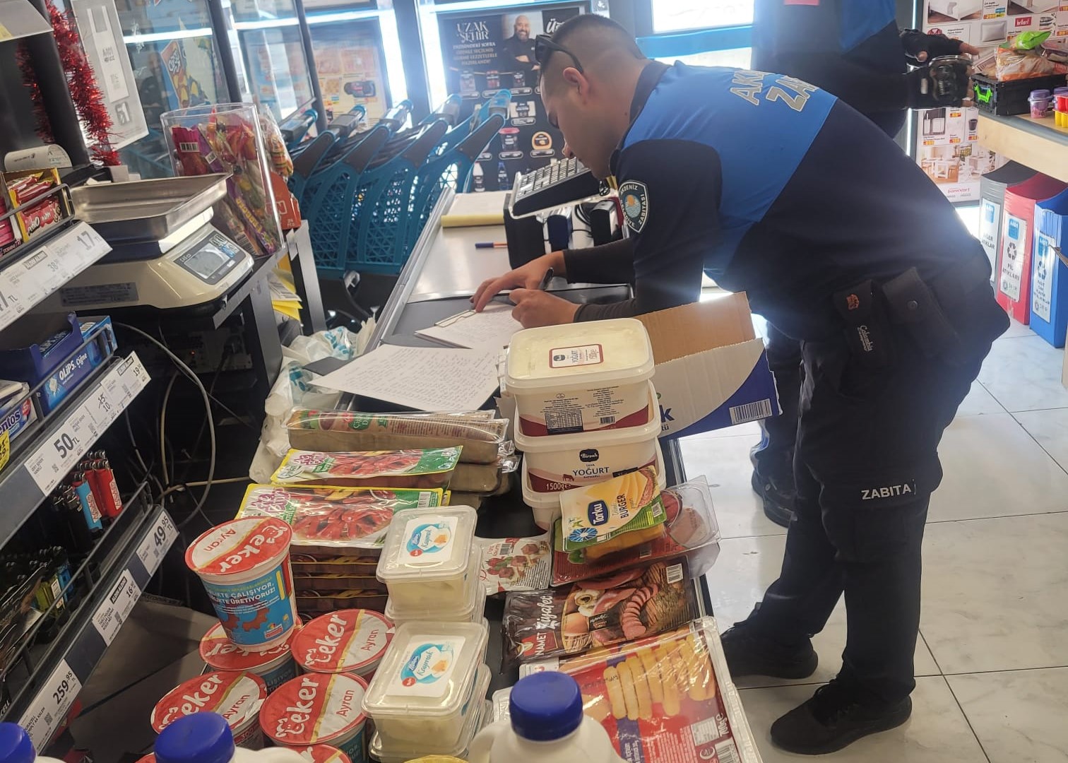 Müşteriler şikayet etti, zincir markette tarihi geçmiş 135 ürün bulundu