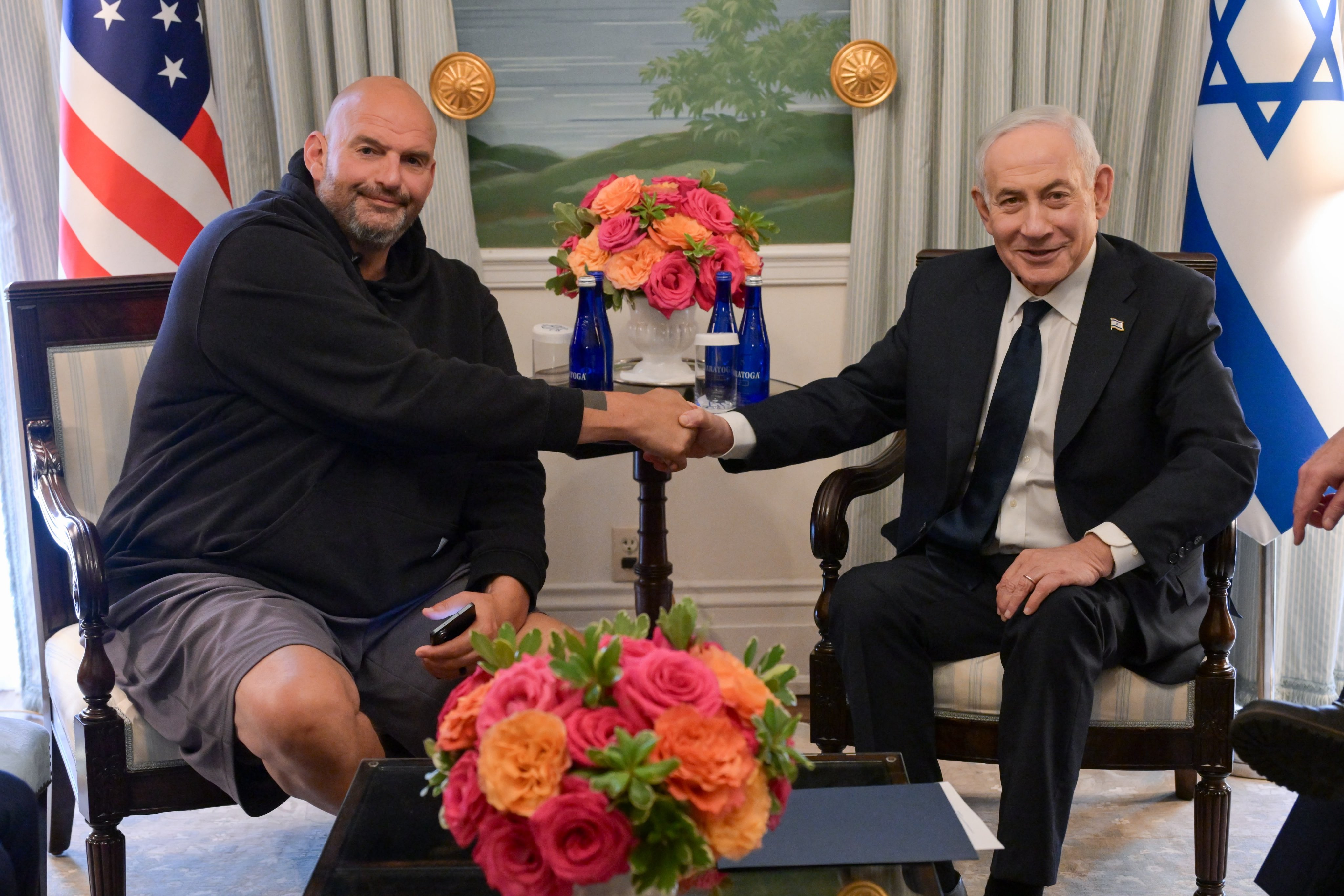 İsrail destekçisi senatör, Netanyahu'yu şortla karşıladı haber görseli