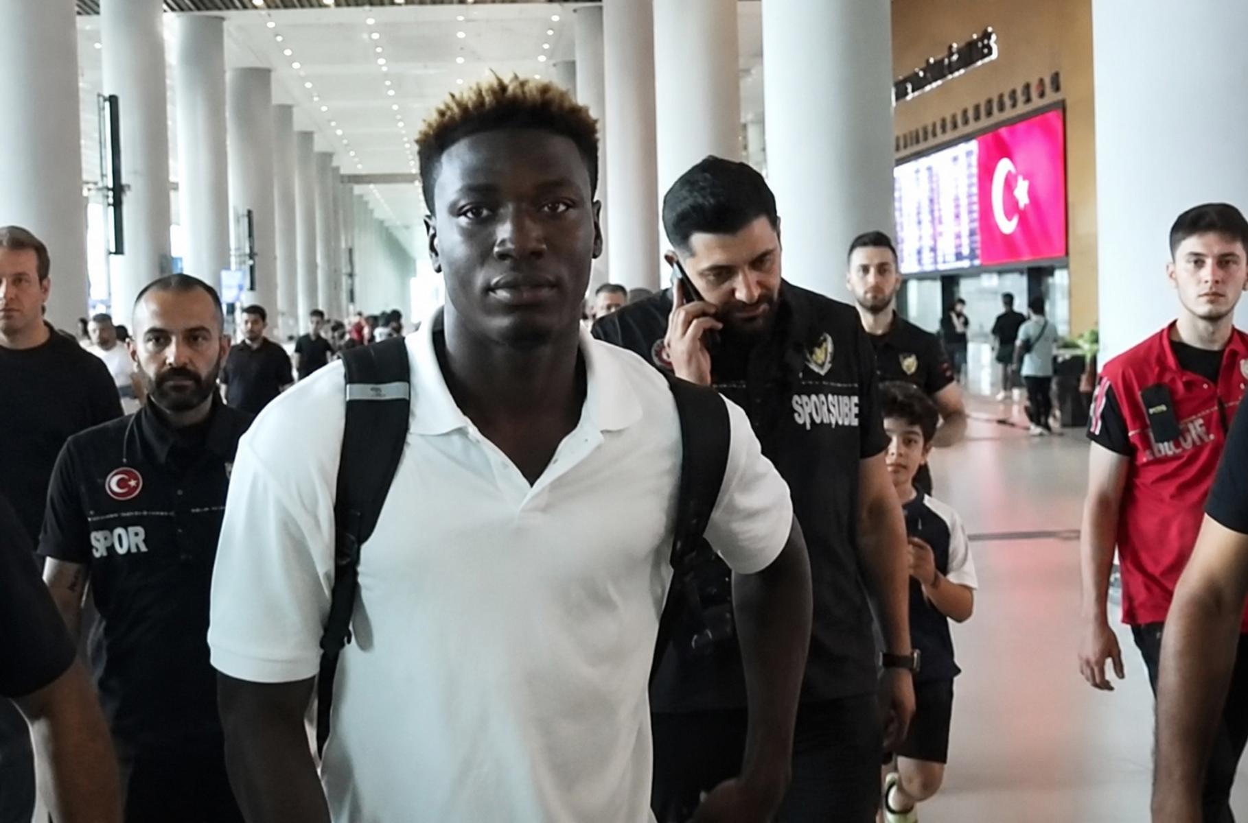 Fenerbahçe'nin yeni transferi Kojo Peprah Oppong, İstanbul'a geldi