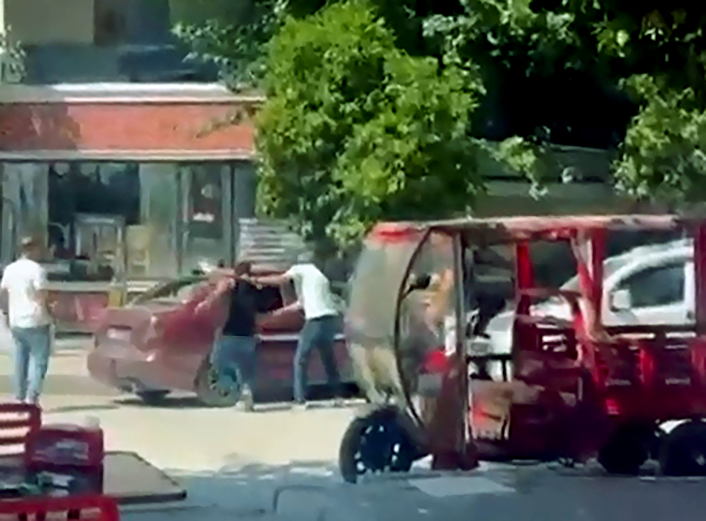 Husumetlilerini darbettiler, otomobillerine sopalarla saldırdılar