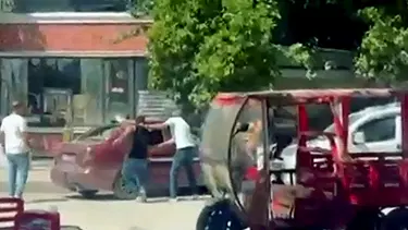 Husumetlilerini darbettiler, otomobillerine sopalarla saldırdılar