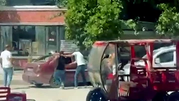 Husumetlilerini darbettiler, otomobillerine sopalarla saldırdılar