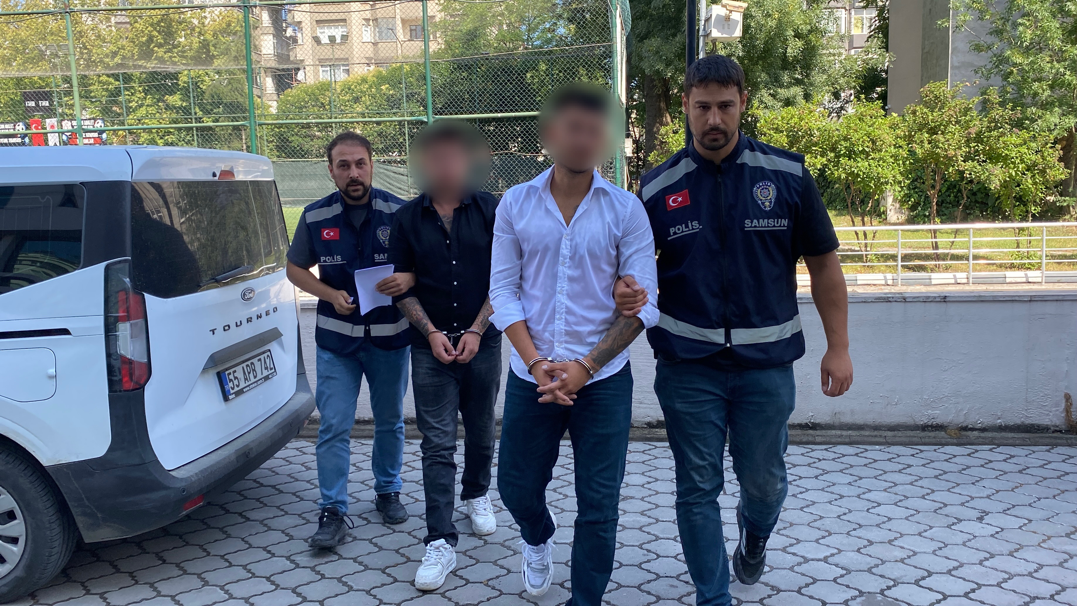Konum atıp buluştu, bacaklarından vurdu