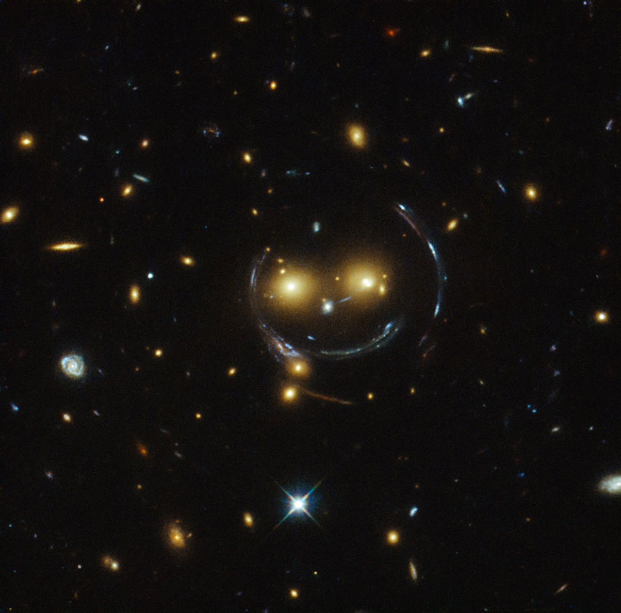 Hubble yakaladı. Gülümseyen galaksi