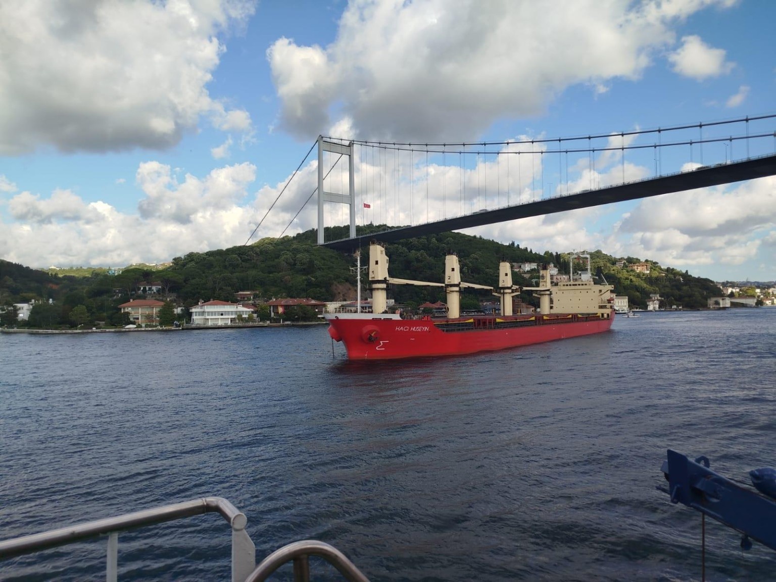 İstanbul Boğazı'nda arızalanan gemi çekildi, trafik yeniden açıldı