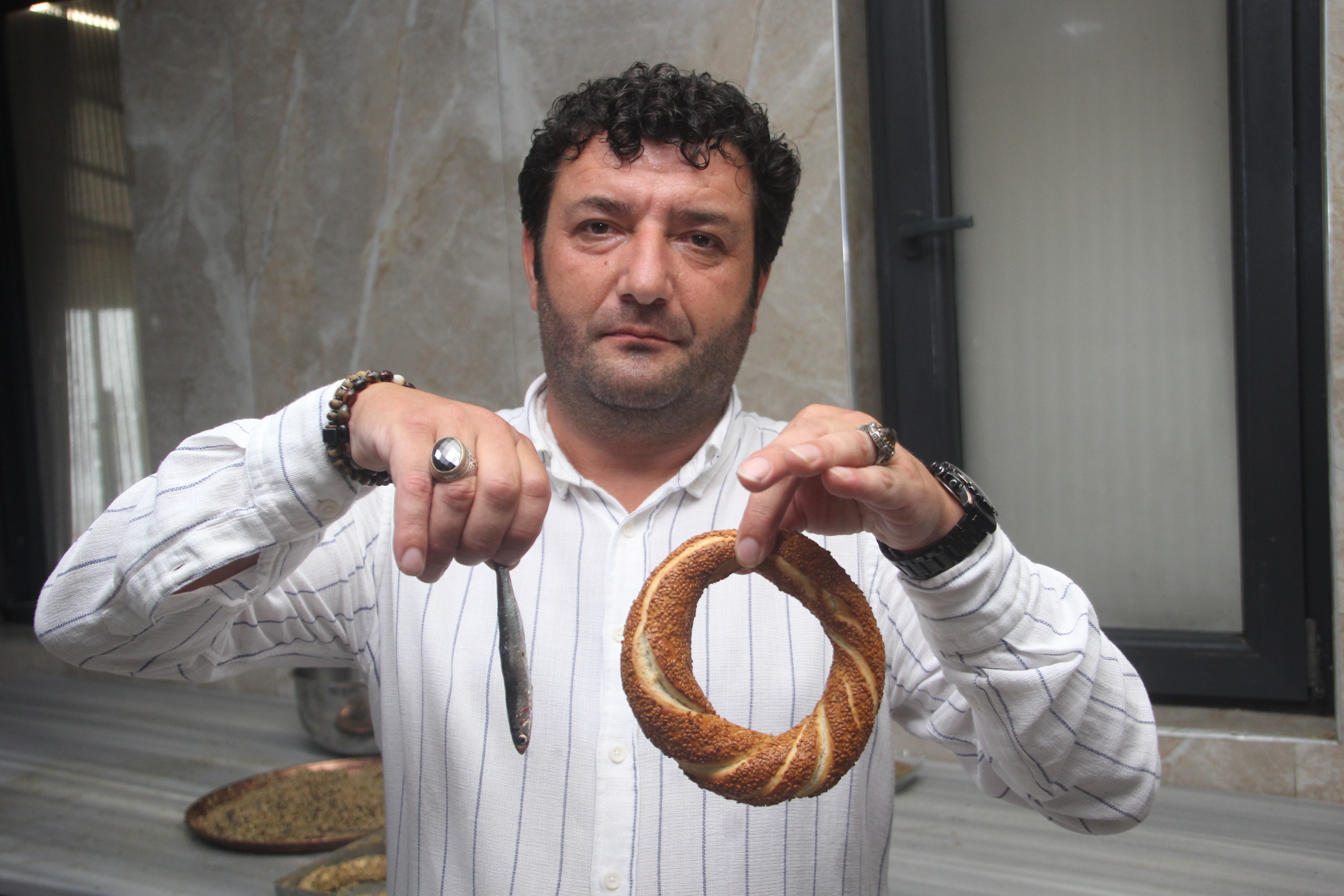 Ezber bozan lezzet. Ordu'da hamsili simit satılıyor