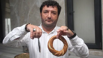 Ezber bozan lezzet. Ordu'da hamsili simit satılıyor