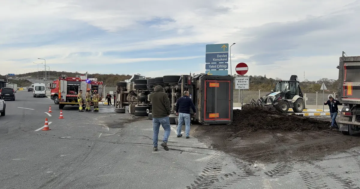 İstanbul Havalimanı'nda gübre yüklü kamyon devrildi: 1 yaralı