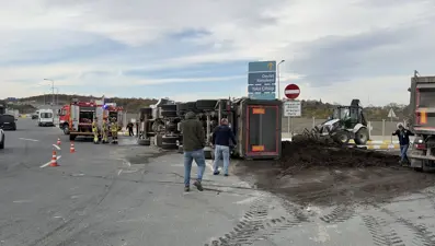 İstanbul Havalimanı'nda gübre yüklü kamyon devrildi: 1 yaralı