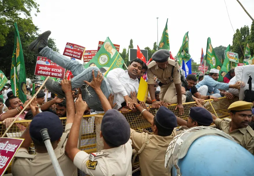 Hindistan'da gençlik liderleri 133 milyon seçmenin kaydının silinmesini protesto edince tutuklandı