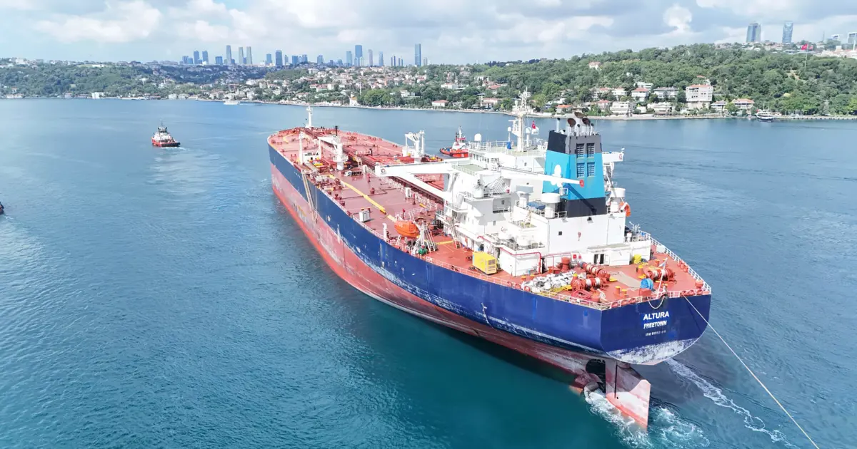 İstanbul açıklarında vurulmuştu, dört ay sonra boğazdan geçti