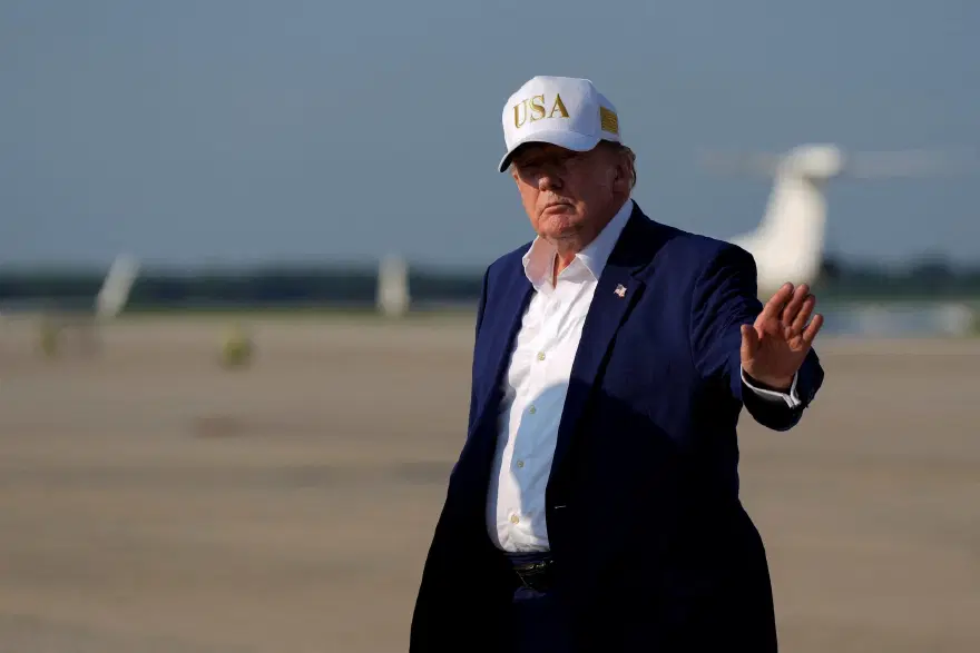 Trump gizlice uçak değiştirirken iki kabine üyesini yem olarak bırakmış 