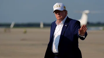 Trump gizlice uçak değiştirirken iki kabine üyesini Air Force One'da bırakmış