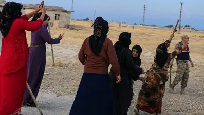 Kadınlar ve çocuklar kavganın ortasında kaldı. Arazi anlaşmazlığı hastanede bitti