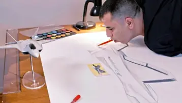 Çocuk yaşta iki kolunu da kaybetmişti. Ağzındaki kalemle çizdi, KAAN'a imza attı