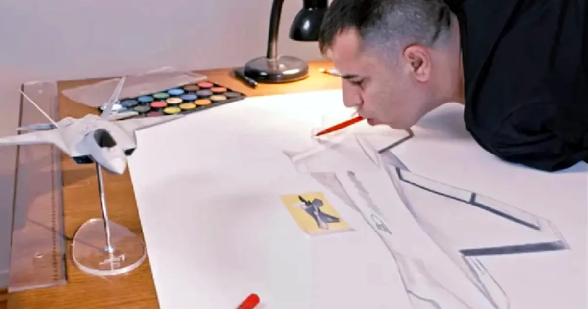 Çocuk yaşta iki kolunu da kaybetmişti. Ağzındaki kalemle çizdi, KAAN'a imza attı