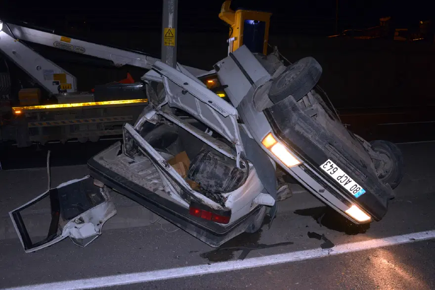 Bu arabadan sağ çıktılar: Otomobil kağıt gibi ikiye katlandı 3
