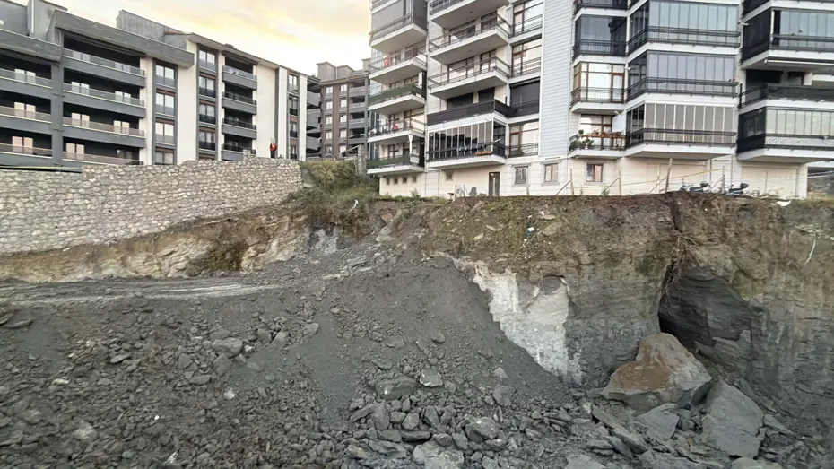 Bartın'da toprak kayması! 24 daireli apartman tahliye edildi