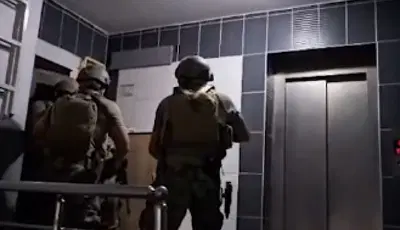 İntihar mektubundan isimleri çıktı, milyarlık vurgun deşifre olduElazığ'da tefecilere borçlandığını öne sürerek yaşamına son veren kişinin geride bıraktığı mektuptan yola çıkarak başlatılan operasyonda altı şüpheli tutuklandı.