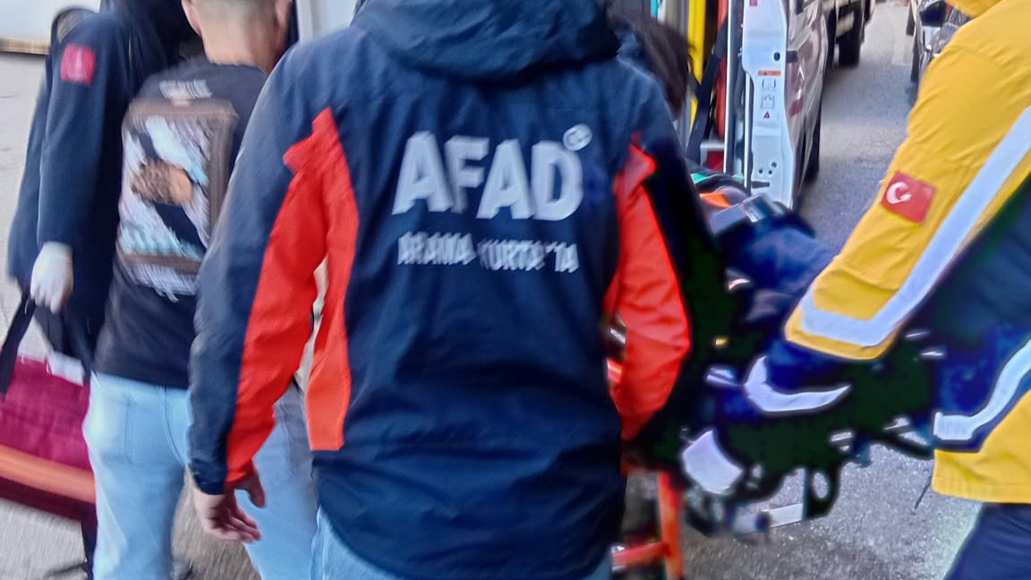 İş hanında asansör 3 kat düştü. 1 kişi yaralandı