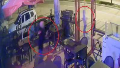 Hırsıza pusu kurup gelince sopayla kovaladı