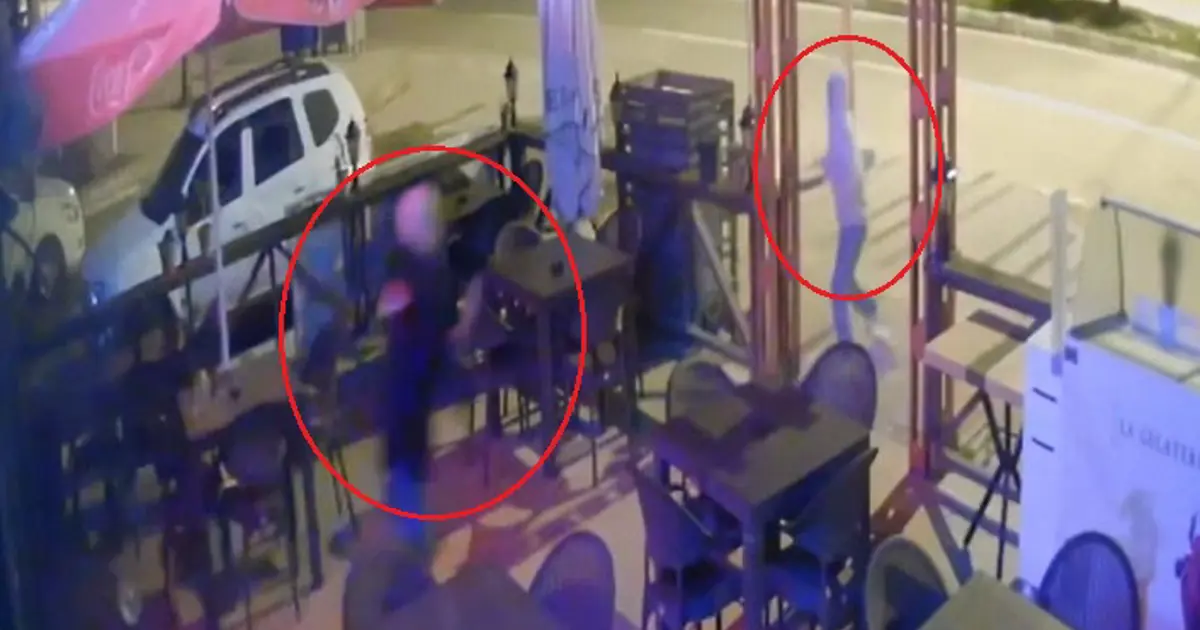 Hırsıza pusu kurup gelince sopayla kovaladı