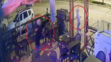 Hırsıza pusu kurup gelince sopayla kovaladı