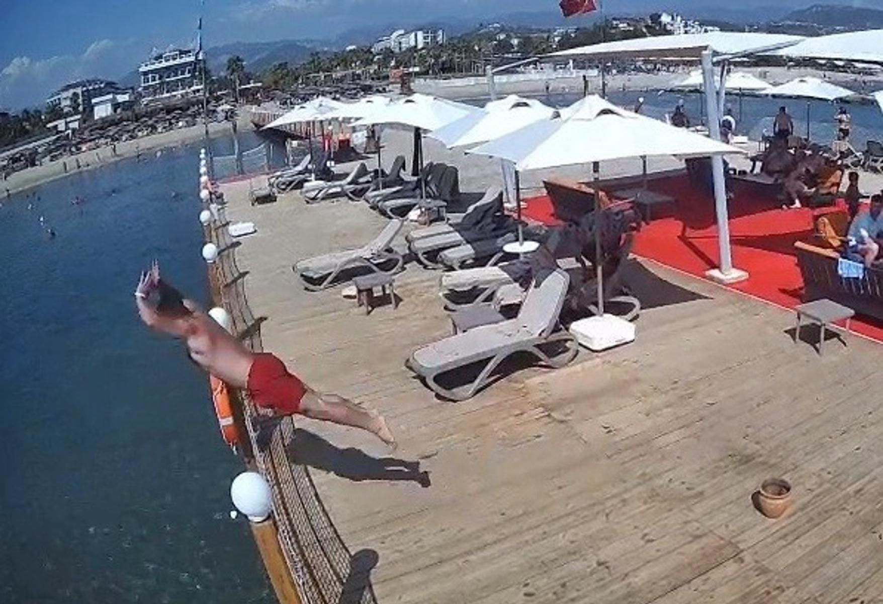 Uyarıya aldırmadı. İskeleden denize atlayan tatilcinin acı ölümü