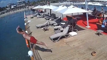 Uyarıya aldırmadı. İskeleden denize atlayan tatilcinin acı ölümü