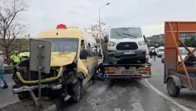 Başakşehir'de üç aracın birbirine girdiği kazada 12 yaralı var